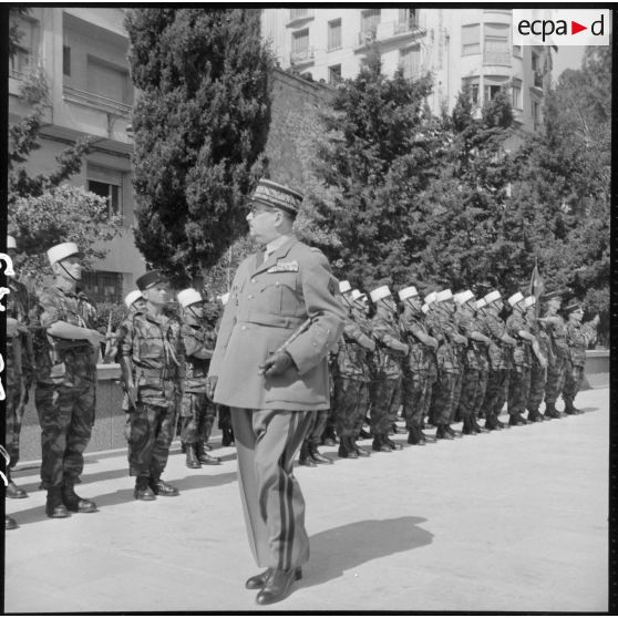 Remise de la croix de guerre des Théâtres d'opérations extérieures (TOE) au 1er BEP (bataillon étranger de parachutistes) par le général Cherrières à Alger.