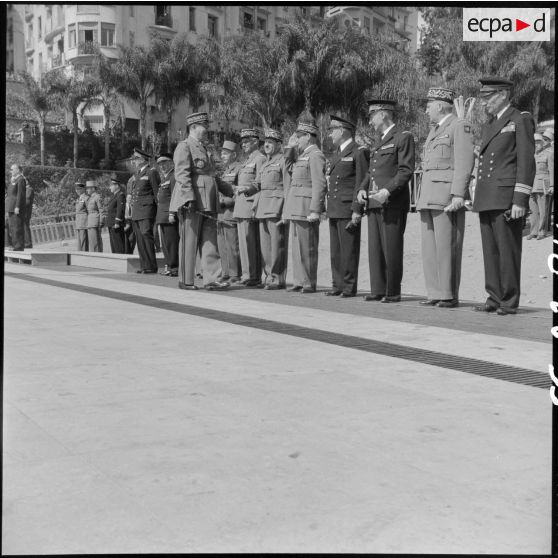 Remise de la croix de guerre des Théâtres d'opérations extérieures (TOE) au 1er BEP (bataillon étranger de parachutistes) par le général Cherrières à Alger.