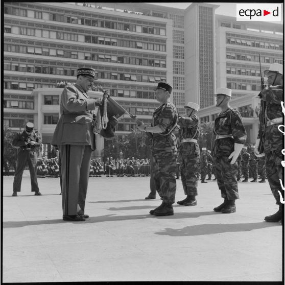 Remise de la croix de guerre des Théâtres d'opérations extérieures (TOE) au 1er BEP (bataillon étranger de parachutistes) par le général Cherrières à Alger.