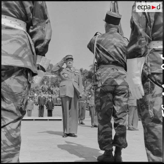 Remise de la croix de guerre des Théâtres d'opérations extérieures (TOE) au 1er BEP (bataillon étranger de parachutistes) par le général Cherrières à Alger.