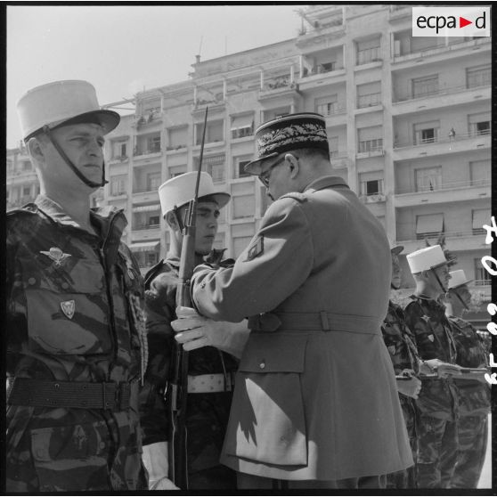Remise de la croix de guerre des Théâtres d'opérations extérieures (TOE) au 1er BEP (bataillon étranger de parachutistes) par le général Cherrières à Alger.