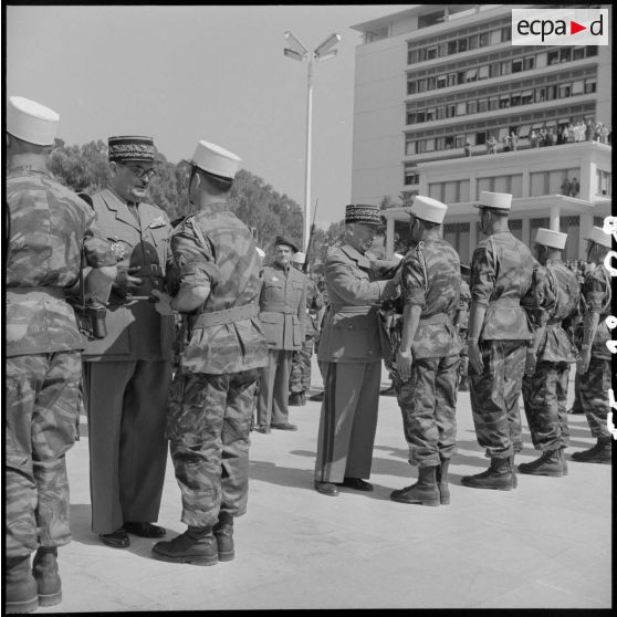 Remise de la croix de guerre des Théâtres d'opérations extérieures (TOE) au 1er BEP (bataillon étranger de parachutistes) par le général Cherrières à Alger.