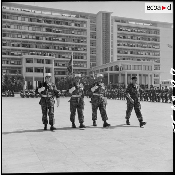 Remise de la croix de guerre des Théâtres d'opérations extérieures (TOE) au 1er BEP (bataillon étranger de parachutistes) par le général Cherrières à Alger.
