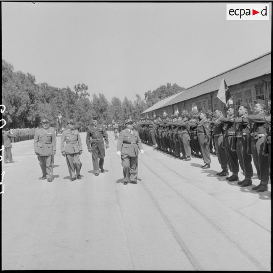 Adieux du général Roy directeur du Matériel de la 10e RM (région militaire).