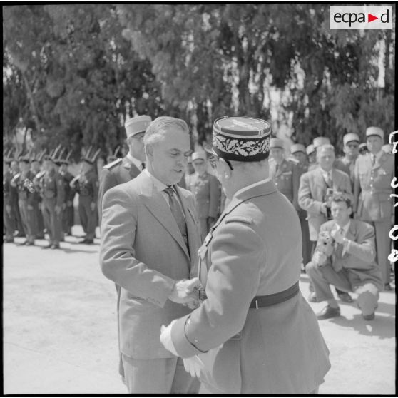 Adieux du général Roy directeur du Matériel de la 10e RM (région militaire).