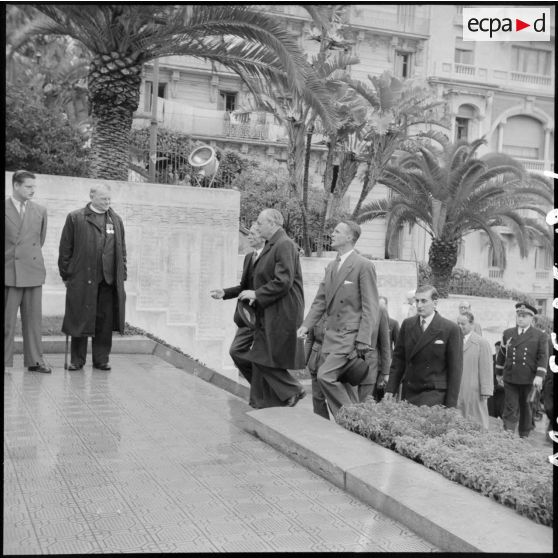 Visite à Alger de Sir Gladwyn Jebb, ambassadeur du Royaume-Uni à Paris, et ranimage de la flamme du souvenir.