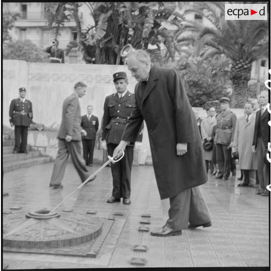 Visite à Alger de Sir Gladwyn Jebb, ambassadeur du Royaume-Uni à Paris, et ranimage de la flamme du souvenir.