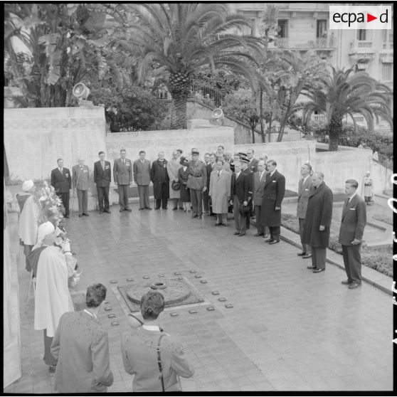 Visite à Alger de Sir Gladwyn Jebb, ambassadeur du Royaume-Uni à Paris, et ranimage de la flamme du souvenir.