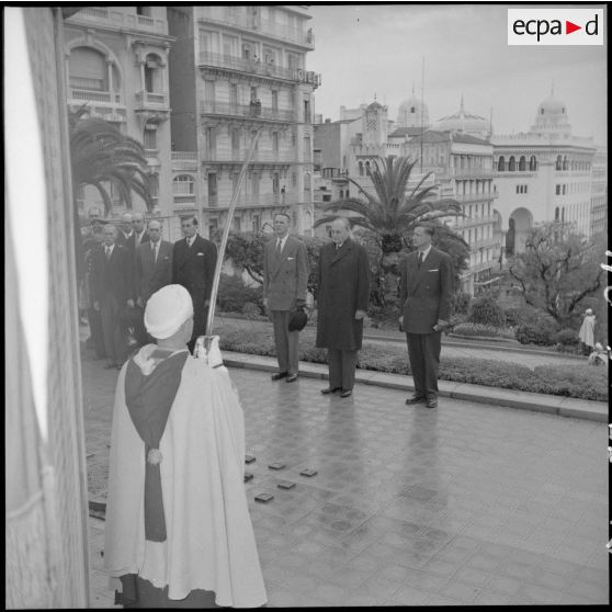 Visite à Alger de Sir Gladwyn Jebb, ambassadeur du Royaume-Uni à Paris, et ranimage de la flamme du souvenir.
