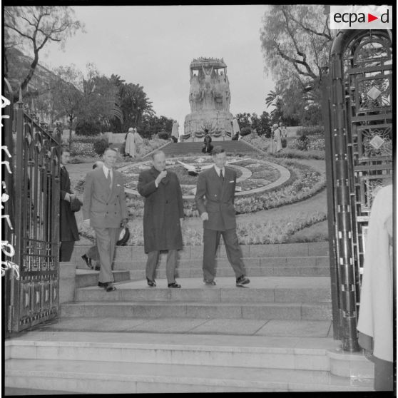 Visite à Alger de Sir Gladwyn Jebb, ambassadeur du Royaume-Uni à Paris, et ranimage de la flamme du souvenir.