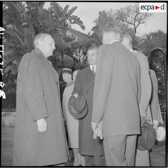 Visite à Alger de Sir Gladwyn Jebb, ambassadeur du Royaume-Uni à Paris, et ranimage de la flamme du souvenir.