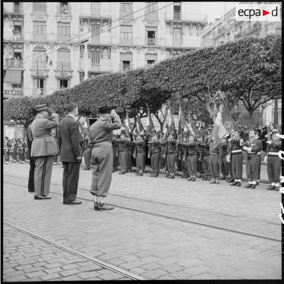 Défilé du 8 mai à Alger à l'occasion du 10e anniversaire de la Victoire.