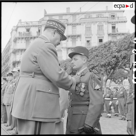 Défilé du 8 mai à Alger à l'occasion du 10e anniversaire de la Victoire.