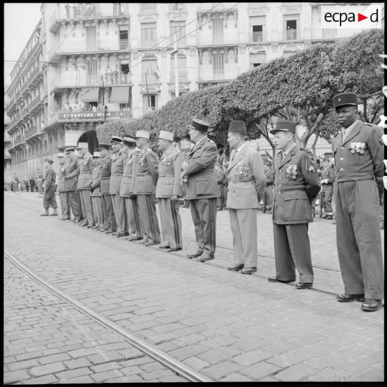 Défilé du 8 mai à Alger à l'occasion du 10e anniversaire de la Victoire.