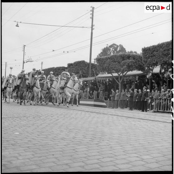 Défilé du 8 mai à Alger à l'occasion du 10e anniversaire de la Victoire.
