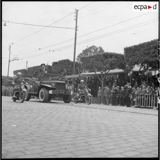 Défilé du 8 mai à Alger à l'occasion du 10e anniversaire de la Victoire.