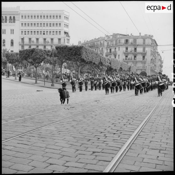 Défilé du 8 mai à Alger à l'occasion du 10e anniversaire de la Victoire.