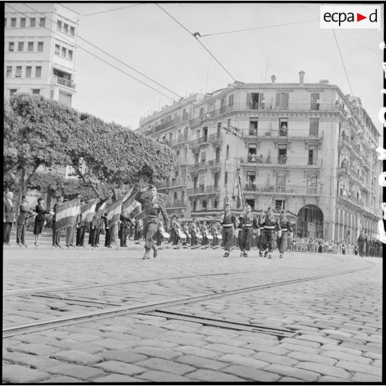 Défilé du 8 mai à Alger à l'occasion du 10e anniversaire de la Victoire.