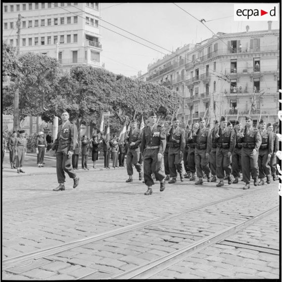 Défilé du 8 mai à Alger à l'occasion du 10e anniversaire de la Victoire.