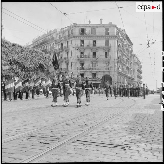 Défilé du 8 mai à Alger à l'occasion du 10e anniversaire de la Victoire.