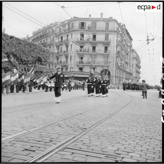 Défilé du 8 mai à Alger à l'occasion du 10e anniversaire de la Victoire.