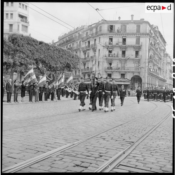 Défilé du 8 mai à Alger à l'occasion du 10e anniversaire de la Victoire.