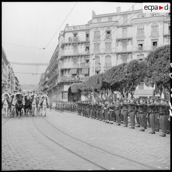 Défilé du 8 mai à Alger à l'occasion du 10e anniversaire de la Victoire.