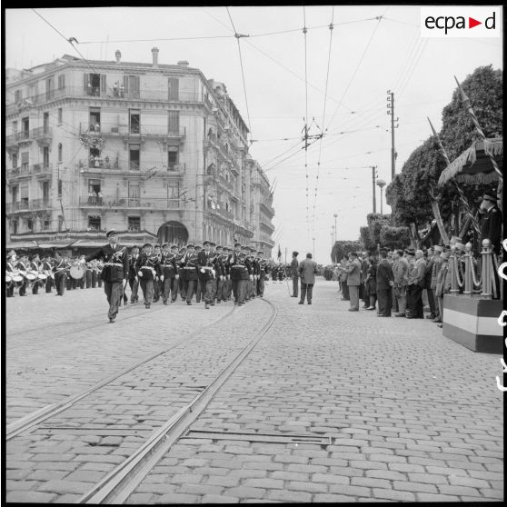 Défilé du 8 mai à Alger à l'occasion du 10e anniversaire de la Victoire.