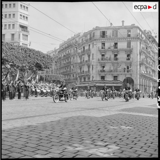 Défilé du 8 mai à Alger à l'occasion du 10e anniversaire de la Victoire.