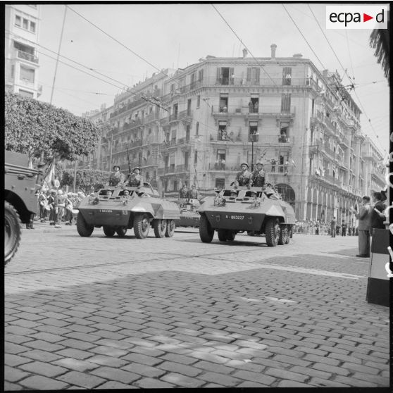 Défilé du 8 mai à Alger à l'occasion du 10e anniversaire de la Victoire.