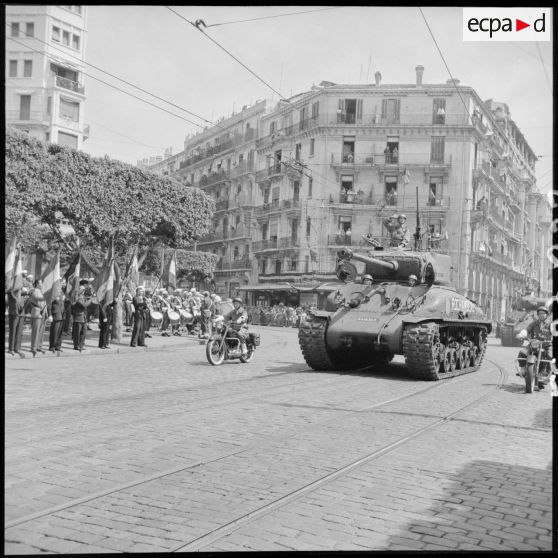 Défilé du 8 mai à Alger à l'occasion du 10e anniversaire de la Victoire.