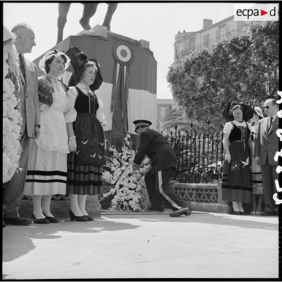 Défilé du 8 mai à Alger à l'occasion du 10e anniversaire de la Victoire.