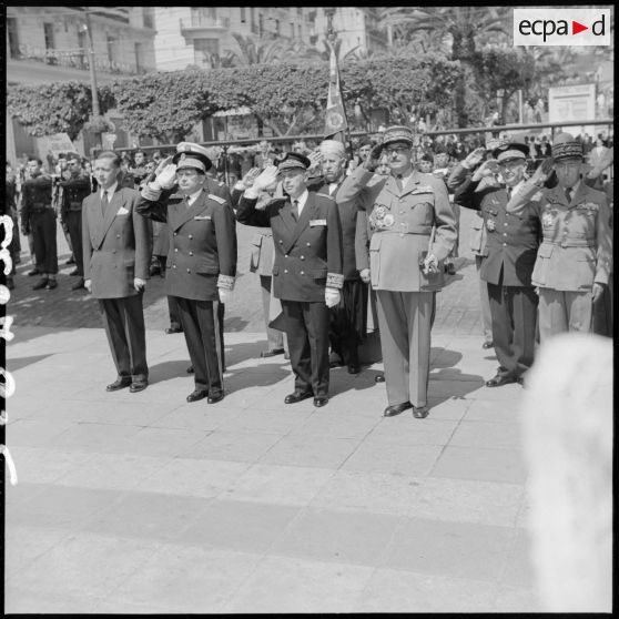 Défilé du 8 mai à Alger à l'occasion du 10e anniversaire de la Victoire.