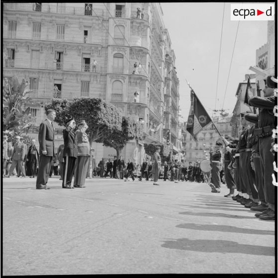 Défilé du 8 mai à Alger à l'occasion du 10e anniversaire de la Victoire.