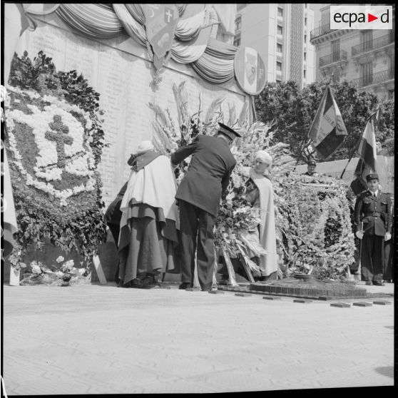 Défilé du 8 mai à Alger à l'occasion du 10e anniversaire de la Victoire.