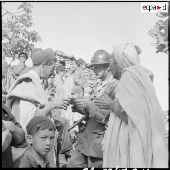 Regroupement et interrogatoire de la population masculine d'une mechta par le 2e BIC (bataillon d'infanterie coloniale) dans le secteur de Tigzirt (Kabylie).