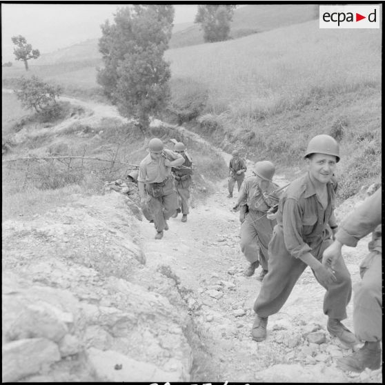 Progression d'éléments du 2e BIC (bataillon d'infanterie coloniale) dans le secteur de Tigzirt (Kabylie).