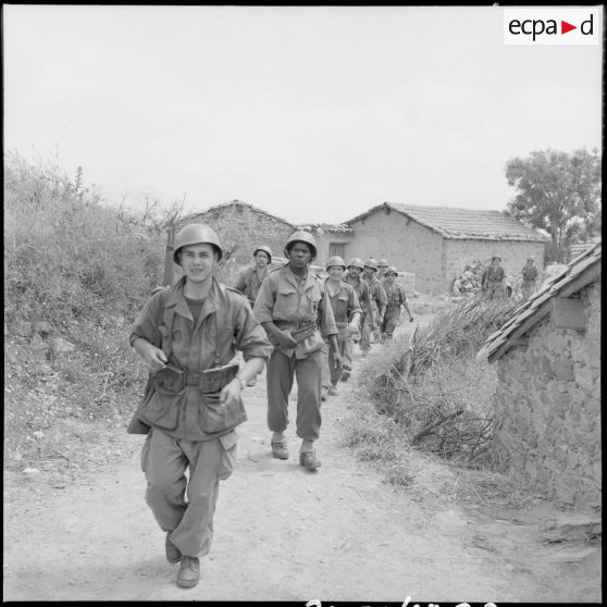 Progression d'éléments du 2e BIC (bataillon d'infanterie coloniale) dans le secteur de Tigzirt (Kabylie).