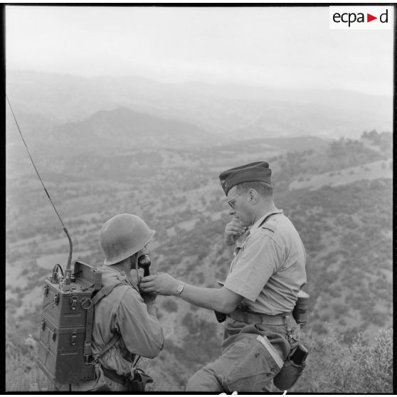 Transmission radio du capitaine du 2e BIC (bataillon d'infanterie coloniale) dans le secteur de Tigzirt (Kabylie).