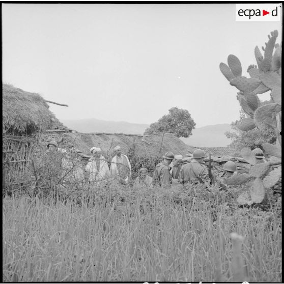 Regroupement et interrogatoire de la population masculine d'une mechta par le 2e BIC (bataillon d'infanterie coloniale) dans le secteur de Tigzirt (Kabylie).