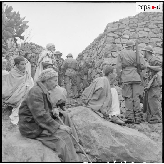 Regroupement et interrogatoire de la population masculine d'une mechta par le 2e BIC (bataillon d'infanterie coloniale) dans le secteur de Tigzirt (Kabylie).