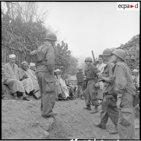 Regroupement et interrogatoire de la population masculine d'une mechta par le 2e BIC (bataillon d'infanterie coloniale) dans le secteur de Tigzirt (Kabylie).