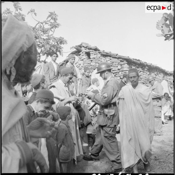 Regroupement et interrogatoire de la population masculine d'une mechta par le 2e BIC (bataillon d'infanterie coloniale) dans le secteur de Tigzirt (Kabylie).