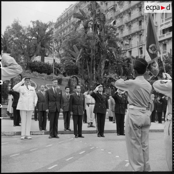 Cérémonie au monument aux morts d'Alger à l'occasion de l'arrivée de Maurice Bourgès-Maunoury, ministre de l'Intérieur en présence de Jacques Soustelle et Jacques Chevallier.