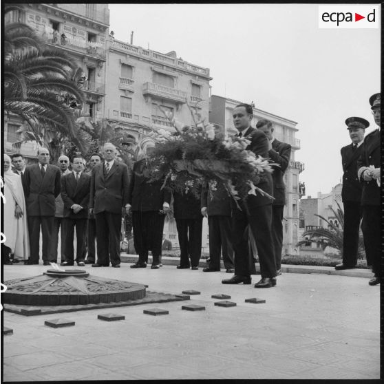 Cérémonie au monument aux morts d'Alger à l'occasion de l'arrivée de Maurice Bourgès-Maunoury, ministre de l'Intérieur en présence de Jacques Soustelle et Jacques Chevallier.