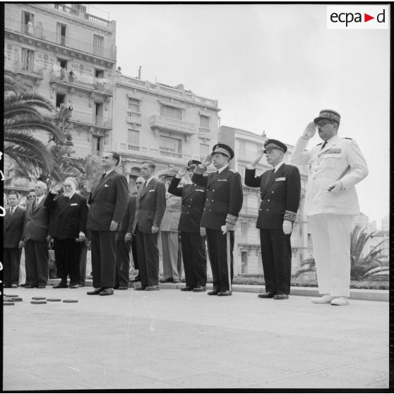 Cérémonie au monument aux morts d'Alger à l'occasion de l'arrivée de Maurice Bourgès-Maunoury, ministre de l'Intérieur en présence de Jacques Soustelle et Jacques Chevallier.