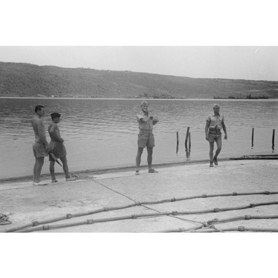Du personnel du Seenotstaffel 7 patientent avant l'arrivée des blessés d'une unité de transport.