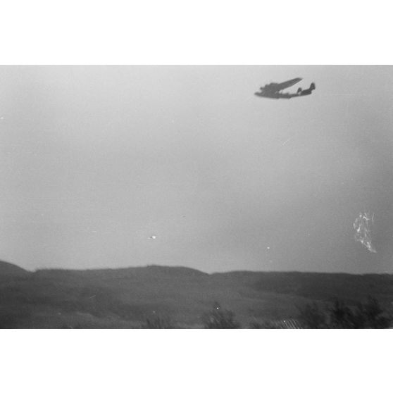 Un hydravion Dornier Do-24 du Seenotstaffel 7 se rapproche de la base de l'unité avec à son bord des blessés d'une unité de transport.