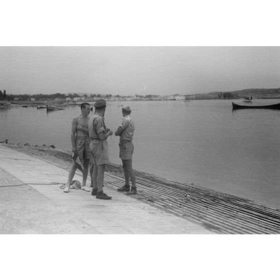 Du personnel du Seenotstaffel 7 patientent avant l'arrivée des blessés d'une unité de transport.