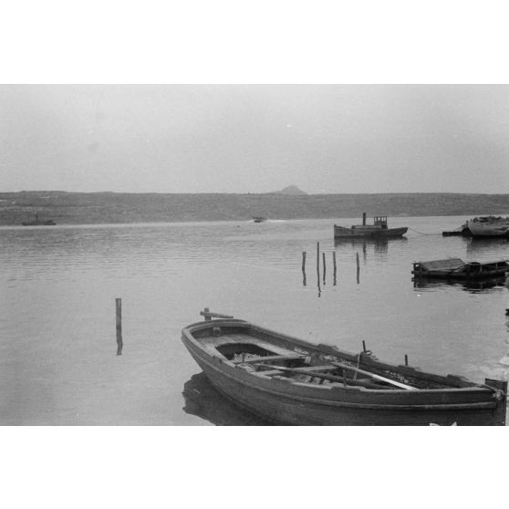 Un hydravion Dornier Do-24 du Seenotstaffel 7 se rapproche de la base de l'unité avec à son bord des blessés d'une unité de transport.